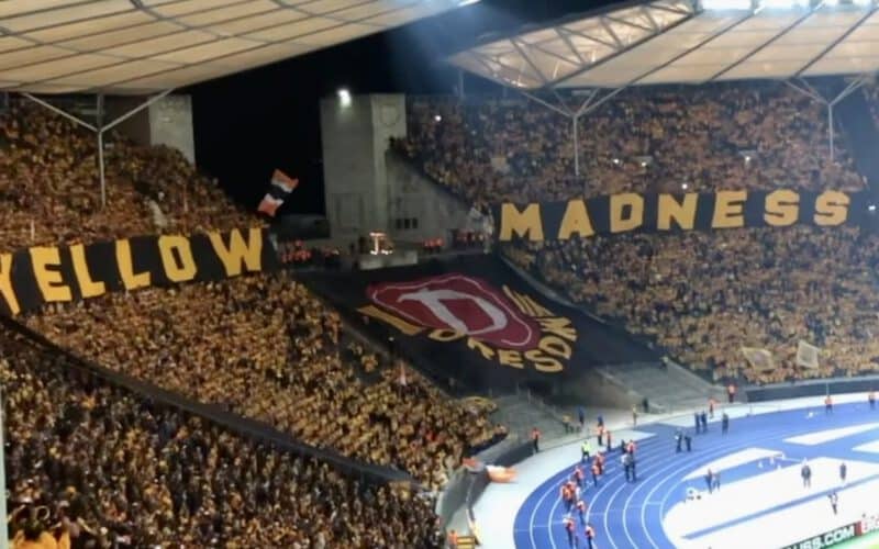 Dynamo-Fans im Berliner Olympiastadion vor dem Hertha-Duell, Thema im Podcast mit Analyse und Rückblick auf „Projekt X“