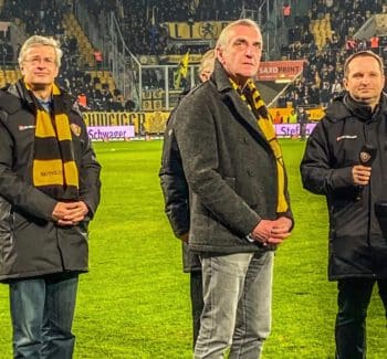 Ralf Minge wird vor dem Braunschweig-Spiel als Ehrenspielführer geehrt, Dynamo verliert anschließend 2:3