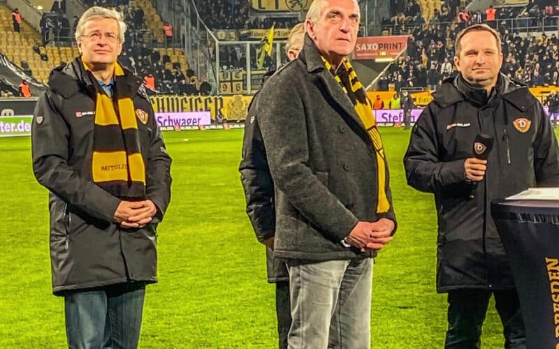 Ralf Minge wird vor dem Braunschweig-Spiel als Ehrenspielführer geehrt, Dynamo verliert anschließend 2:3