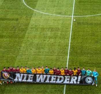 Aktion vor dem Heimspiel Dynamo Dresden gegen Arminia Bielefeld zum Gedenken an Auschwitz-Birkenau im Stadion