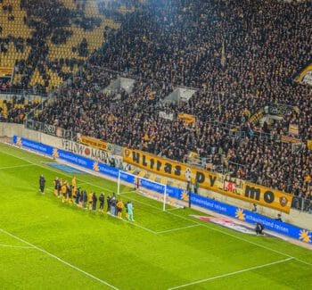 Spieler von Dynamo Dresden stehen vor dem K-Block im Rudolf-Harbig-Stadion nach dem Abpfiff der Partie in der 2. Bundesliga