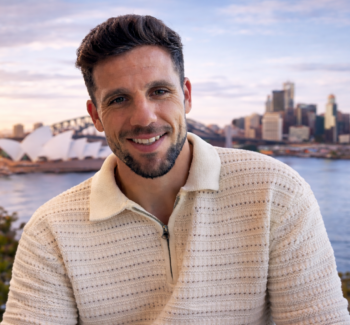 Ahmet Arslan vor der Kulisse von Sydney mit Harbour Bridge und Oper im Hintergrund