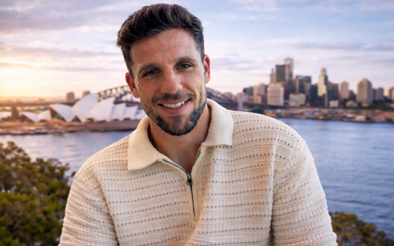 Ahmet Arslan vor der Kulisse von Sydney mit Harbour Bridge und Oper im Hintergrund