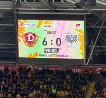 Anzeigetafel im Rudolf-Harbig-Stadion zeigt den 6:0-Endstand gegen Preußen Münster in der 2. Bundesliga