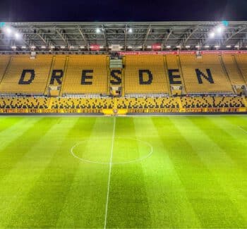 Rudolf-Harbig-Stadion bei Flutlicht am Abend