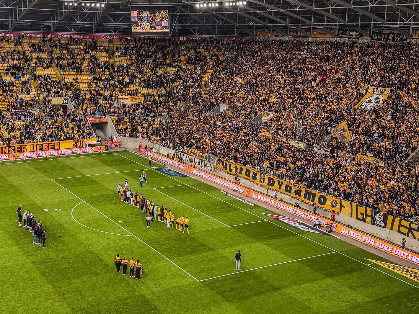 Dynamo Dresden feiert den Klassenerhalt in der 2. Fußball-Bundesliga